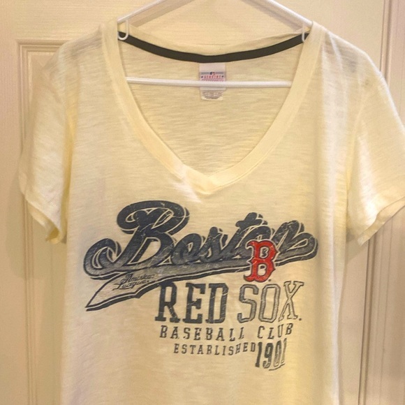 Tops - NWOT V-neck Res Sox cream tee